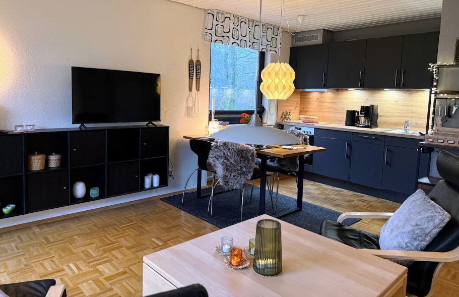 Ihr Wohn- und Essbereich Moderne, helle Wohnküche mit TV, Esstisch und gemütlicher Sitzecke.